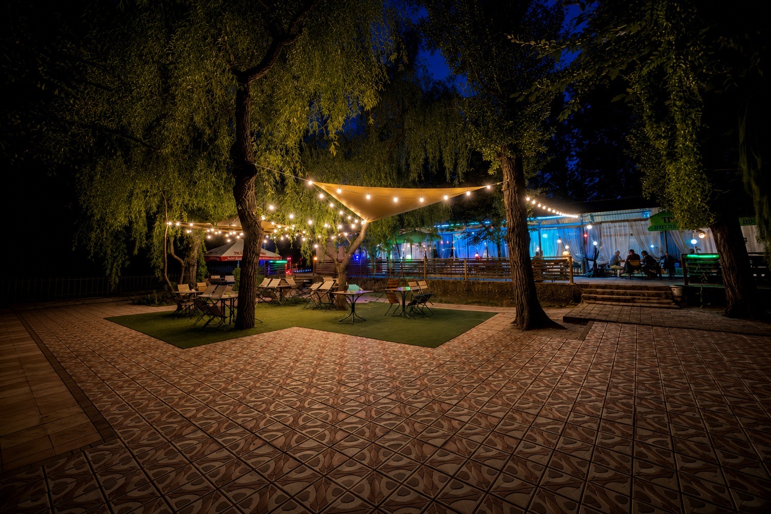 Terasa Dnister Lounge, seara, cu ghirlande de lumini