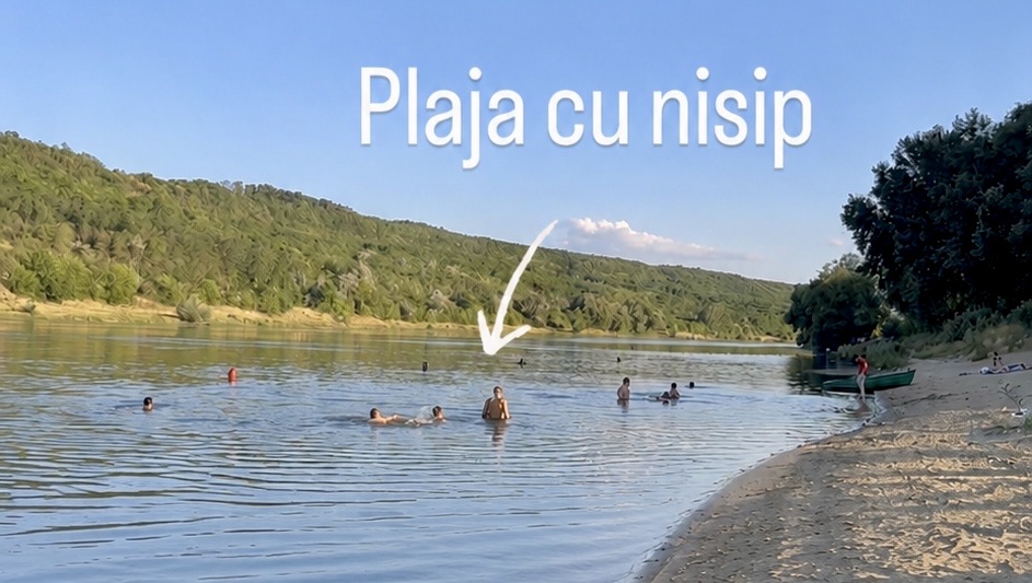 Plaja cu nisip pe Nistru, oameni la scăldat